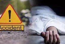 सड़क हादसा : डंपर की टक्कर से मोटरसाइकिल सवार 3 युवकों की मौत Road accident: 3 youths riding a motorcycle died after being hit by a dumper