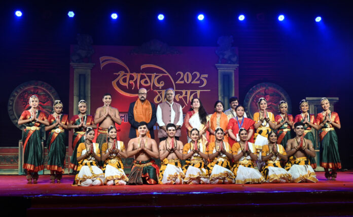 राज्यपाल रमेन डेका खैरागढ़ महोत्सव के समापन समारोह में हुए शामिल