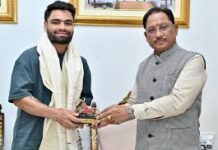 भारतीय क्रिकेट टीम के बल्लेबाज़ रिंकू सिंह ने मुख्यमंत्री से की सौजन्य मुलाकात भारतीय क्रिकेट टीम के बल्लेबाज़ रिंकू सिंह ने मुख्यमंत्री से की सौजन्य मुलाकात