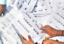 दुर्गम क्षेत्रों में विषम परिस्थितियों में भी अपने दायित्व का निर्वहन कर रहे बीएलओ। दुर्गम क्षेत्रों में विषम परिस्थितियों में भी अपने दायित्व का निर्वहन कर रहे बीएलओ।