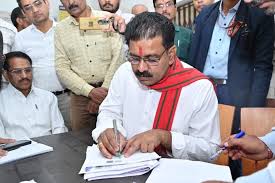 111 - Copy उपमुख्यमंत्री ने मतदान केंद्र पहुंचकर भरा अपना एसआईआर का फॉर्म