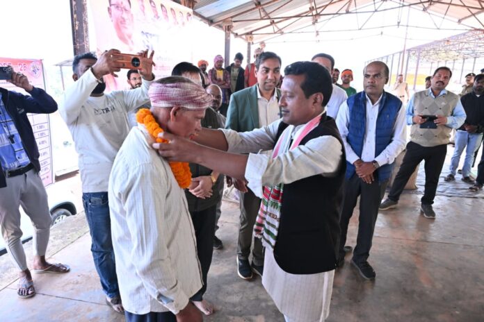 2 रायपुर, 16 नवंबर 2025 : खरीफ विपणन वर्ष 2025-26 हेतु धान खरीदी का शुभारंभ अवसर पर जशपुर जिले के गम्हरिया चौक स्थित धान खरीदी