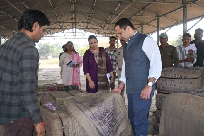 बलौदाबाजार जिले के प्रभारी सचिव ने धान खरीदी केंद्रों का किया औचक निरीक्षण