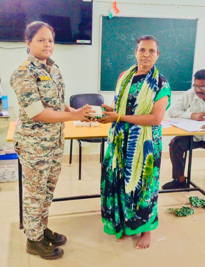 2 सुकमा में आत्मसमर्पित माओवादियों को मिला नया जीवनपथ...पुनर्वास केंद्र सुकमा में 5G स्मार्टफोन का वितरण