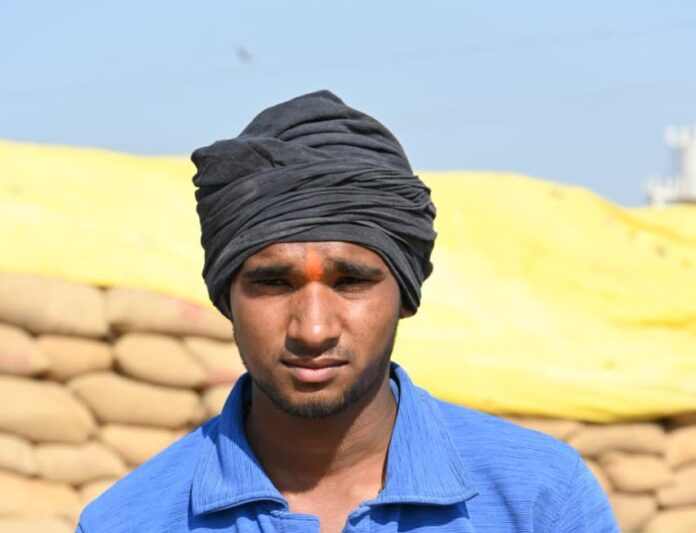 ऑनलाइन टोकन से ट्रैक्टर तक : पोटियाडीह के किसान तोरण पटेल की खुशहाल खेती