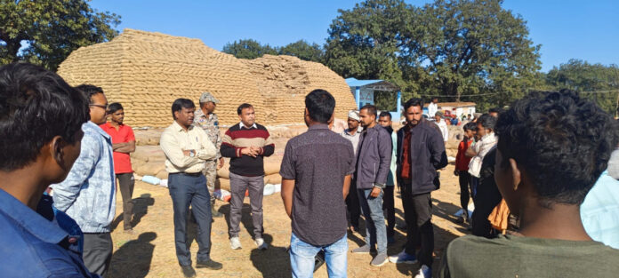 सूरजपुर : कलेक्टर एस. जयवर्धन ने धान खरीदी केंद्रों का किया निरीक्षण