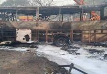 यूपी में ट्रक की टक्कर के बाद बस में लगी आग : 3 यात्रीयों की जिंदा जलने से मौत….24 झुलसे यूपी में ट्रक की टक्कर के बाद बस में लगी आग : 3 यात्रीयों की जिंदा जलने से मौत....24 झुलसे