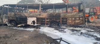 111 - Copy यूपी में ट्रक की टक्कर के बाद बस में लगी आग : 3 यात्रीयों की जिंदा जलने से मौत....24 झुलसे