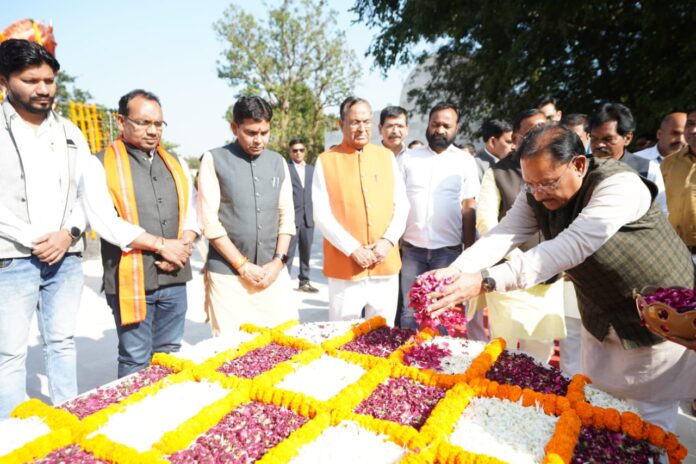 2 मुख्यमंत्री ने शहीद वीर नारायण सिंह को अर्पित की श्रद्धांजलि