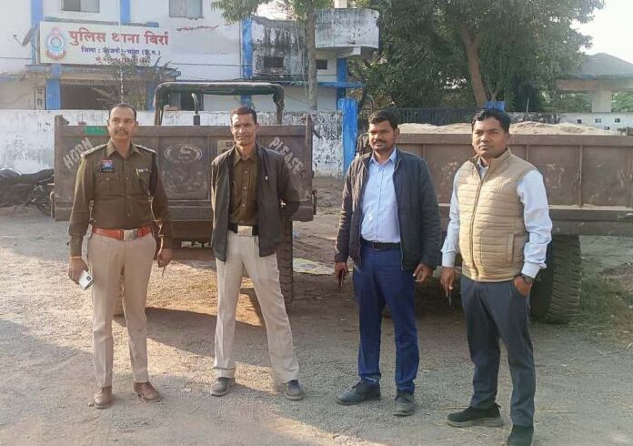 2 एक चैन माउंटेन व दो ट्रैक्टर जब्त : रेत के अवैध उत्खनन एवं परिवहन के मामले में कार्रवाई