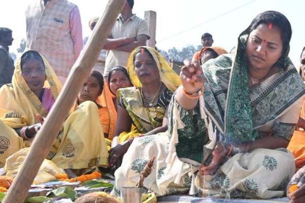 bill मंत्री लक्ष्मी राजवाड़े ने दो सड़क निर्माण कार्यों का किया भूमिपूजन