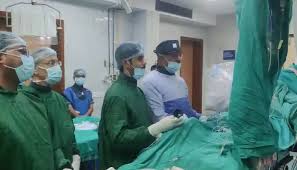 111 नववर्ष में अम्बेडकर अस्पताल का नव कीर्तिमान : वाल्व प्रत्यारोपण के दौरान बंद हुईं हृदय की नसें, स्टेंट से “चिमनी” बनाकर बचाई मरीज की जान