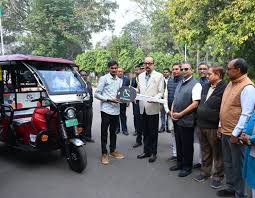 111 - Copy राज्यपाल डेका ने सरस्वती शिक्षा संस्थान को प्रदान किए चार ई- रिक्शे
