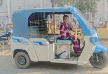 श्रम से स्वरोजगार की ओर: दीदी ई-रिक्शा योजना ने संवारी सुषमा सतनामी की जिंदगी श्रम से स्वरोजगार की ओर: दीदी ई-रिक्शा योजना ने संवारी सुषमा सतनामी की जिंदगी