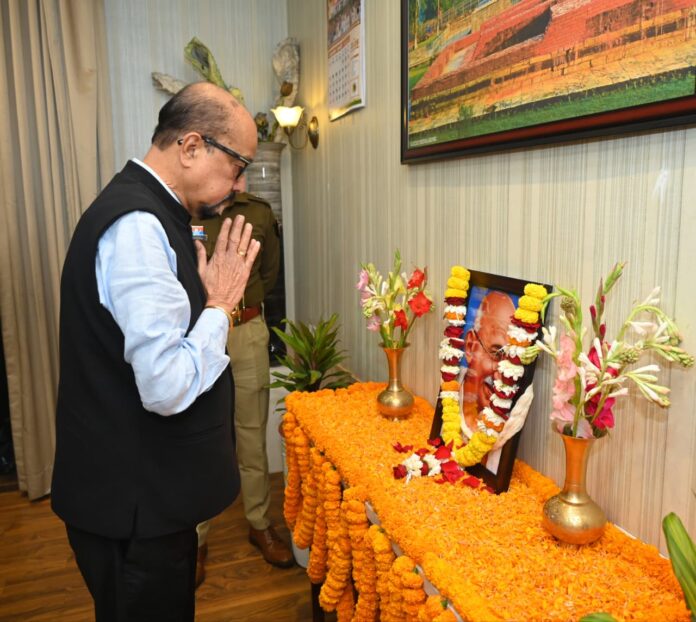 2 राज्यपाल डेका ने राष्ट्रपिता महात्मा गांधी को दी श्रद्धांजलि