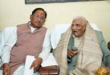 मुख्यमंत्री विष्णुदेव साय ने लोकतंत्र सेनानी से की मुलाकात मुख्यमंत्री विष्णुदेव साय ने लोकतंत्र सेनानी से की मुलाकात