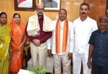 राज्यपाल रमेन डेका से राष्ट्रपति पुरस्कार प्राप्त ढोकरा शिल्प कलाकारों ने की सौजन्य भेंट राज्यपाल रमेन डेका से राष्ट्रपति पुरस्कार प्राप्त ढोकरा शिल्प कलाकारों ने की सौजन्य भेंट