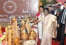 जनजातीय परंपराओं और संस्कृति पर आधारित भव्य प्रदर्शनी का राष्ट्रपति द्रौपदी मुर्मु ने किया अवलोकन जनजातीय परंपराओं और संस्कृति पर आधारित भव्य प्रदर्शनी का राष्ट्रपति द्रौपदी मुर्मु ने किया अवलोकन