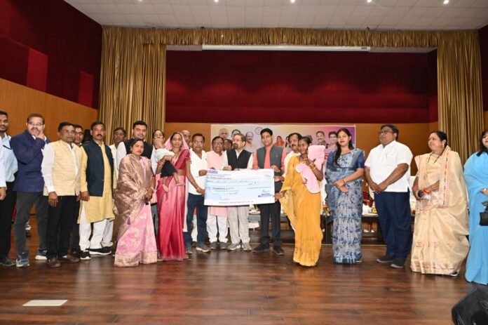 2 श्रम विभाग की कल्याणकारी योजनाओं का अधिक से अधिक लाभ लेने श्रमिक भाई -बहन बनें जागरूक- राजस्व मंत्री वर्मा