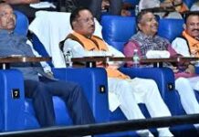 मुख्यमंत्री विष्णु देव साय ने संघ की 100 वर्षों की गौरवगाथा पर आधारित फिल्म ‘शतक’ को छत्तीसगढ़ में टैक्स-फ्री करने की घोषणा की मुख्यमंत्री विष्णु देव साय ने संघ की 100 वर्षों की गौरवगाथा पर आधारित फिल्म ‘शतक’ को छत्तीसगढ़ में टैक्स-फ्री करने की घोषणा की रायपुर, 26 फरवरी 2026 : मुख्यमंत्री विष्णु देव साय ने आज राजधानी रायपुर स्थित जोरा मॉल में राष्ट्रीय स्वयंसेवक संघ के गौरवशाली 100 वर्षों की यात्रा पर आधारित फिल्म ‘शतक’ देखी। इस अवसर पर मुख्यमंत्री साय के साथ मंत्रिमंडल के सदस्य तथा जनप्रतिनिधिगण उपस्थित थे। मुख्यमंत्री साय ने फिल्म के प्रदर्शन के बाद कहा कि ‘शतक’ केवल एक फिल्म नहीं, बल्कि राष्ट्रप्रेम, जनसेवा और समर्पण की सतत साधना का सजीव चित्रण है। उन्होंने कहा कि संघ की प्रेरक गाथा जन-जन तक पहुँचे और नई पीढ़ी को राष्ट्र सेवा की भावना से प्रेरणा मिले, इस उद्देश्य से छत्तीसगढ़ में इस फिल्म को टैक्स-फ्री करने का निर्णय लिया गया है। मुख्यमंत्री साय ने कहा कि पूजनीय डॉ. केशव बलिराम हेडगेवार जी के तप, त्याग और दूरदर्शी विचारों से प्रारंभ हुई इस यात्रा को पूजनीय माधवराव सदाशिवराव गोलवलकर जी ने नई दिशा और संगठनात्मक शक्ति प्रदान की। एक शताब्दी का यह इतिहास लाखों स्वयंसेवकों के अनुशासन, समर्पण और ‘राष्ट्र प्रथम’ की भावना का जीवंत प्रमाण है। उन्होंने कहा कि राष्ट्रीय स्वयंसेवक संघ ने शिक्षा, सेवा और सामाजिक समरसता के माध्यम से समाज के अंतिम व्यक्ति तक पहुँचने का कार्य किया है। आपदा, संकट और सामाजिक आवश्यकताओं के समय संघ कार्यकर्ताओं की सेवा भावना ने समाज को सशक्त करने में महत्वपूर्ण भूमिका निभाई है। मुख्यमंत्री साय ने कहा कि जनसेवा और राष्ट्रहित को सर्वोपरि रखने की यही प्रेरणा शासन के कार्यों में भी मार्गदर्शक बनती है। उन्होंने विश्वास व्यक्त किया कि फिल्म ‘शतक’ युवाओं सहित समाज के सभी वर्गों को राष्ट्र निर्माण के लिए प्रेरित करेगी।