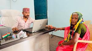 abdul rajjak डिजिटल सुविधा केंद्र में 86 वर्षीय भक्तिन राय को अंगूठे के निशान पर मिल रही सुविधाएं