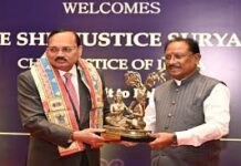 मुख्यमंत्री विष्णुदेव साय ने भारत के मुख्य न्यायाधीश न्यायमूर्ति सूर्यकांत का किया आत्मीय स्वागत मुख्यमंत्री विष्णुदेव साय ने भारत के मुख्य न्यायाधीश न्यायमूर्ति सूर्यकांत का किया आत्मीय स्वागत