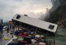 नेपाल : बस हाईवे से नदी में गिरी….2 विदेशी नागरिक समेत 18 की दर्दनाक मौत, 25 घायल नेपाल : बस हाईवे से नदी में गिरी....2 विदेशी नागरिक समेत 18 की दर्दनाक मौत, 25 घायल