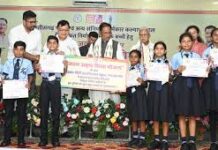 जगदलपुर के श्रमिक की बेटी डिंपल कश्यप अब संस्कार सिटी स्कूल में संवार रही अपना भविष्य जगदलपुर के श्रमिक की बेटी डिंपल कश्यप अब संस्कार सिटी स्कूल में संवार रही अपना भविष्य