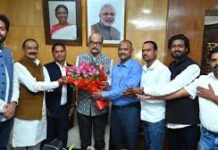 राज्यपाल डेका से अखिल भारतीय कुर्मी क्षत्रिय महासभा के प्रदेश अध्यक्ष ने भेंट की राज्यपाल डेका से अखिल भारतीय कुर्मी क्षत्रिय महासभा के प्रदेश अध्यक्ष ने भेंट की