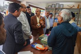 abdul rajjak भारतीय कृषि अनुसंधान परिषद के महानिदेशक ने आईजीकेवी उत्पाद विक्रय काउंटर का किया अवलोकन