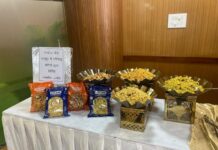 केन्द्रीय जेल रायपुर के बंदियों द्वारा निर्मित नमकीन उत्पादों का विधानसभा सदस्यों ने लिया आनंद केन्द्रीय जेल रायपुर के बंदियों द्वारा निर्मित नमकीन उत्पादों का विधानसभा सदस्यों ने लिया आनंद