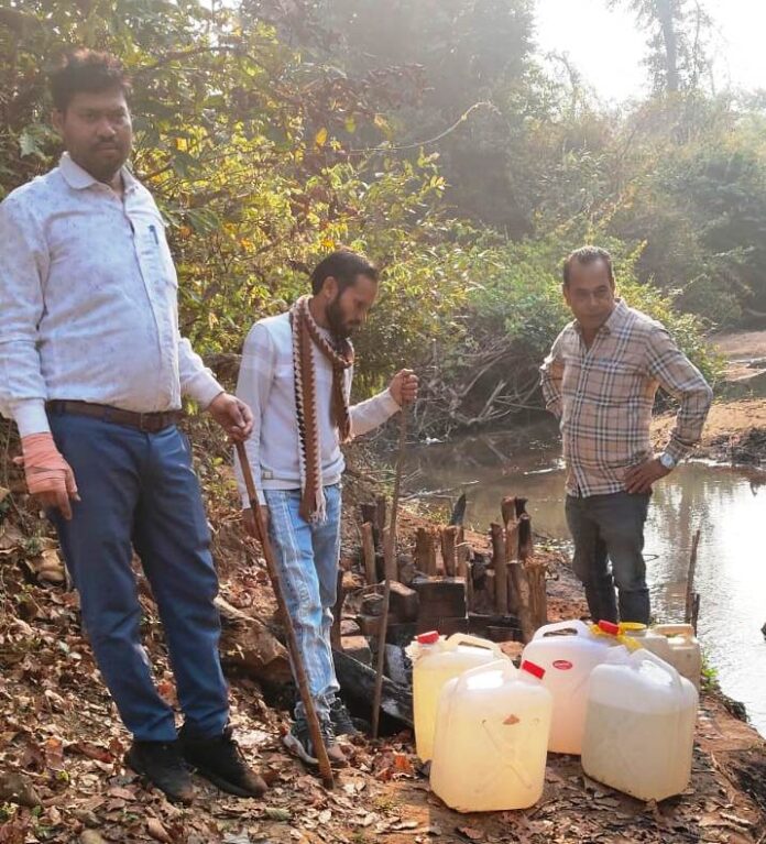 राजनांदगांव : 100 लीटर मदिरा एवं 1000 किलो महुआ लाहन जब्त