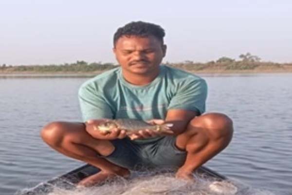 Untitled-1 copy स्वतंत्रता संग्राम सेनानी मछुआ सहकारी समिति के सदस्यों को मिला आजीविका का सहारा