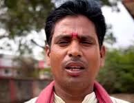 किसानों को समृद्धि का उपहार-कृषक उन्नति योजना से खातों में पहुंची अंतर राशि किसानों को समृद्धि का उपहार-कृषक उन्नति योजना से खातों में पहुंची अंतर राशि रायपुर, 02 मार्च 2026 : किसानों को समृद्धि का उपहार-कृषक उन्नति योजना से खातों में पहुंची अंतर राशि कबीरधाम जिले के किसानों के लिए इस बार की होली सिर्फ रंगों का नहीं, बल्कि समृद्धि का त्यौहार बनकर आई है। कृषक उन्नति योजना के जरिए मुख्यमंत्री विष्णुदेव साय ने किसानों के खातों में धान की अंतर राशि भेजकर उनके त्योहार को खास बना दिया है। जैसे ही किसानों के मोबाइल पर राशि जमा होने का मैसेज आया, गांवों में खुशियां छा गई। इस योजना की सबसे अच्छी बात यह रही कि पैसा सीधे बैंक खाते में पहुंचा, जिससे किसानों को दफ्तरों के चक्कर नहीं काटने पड़े। ग्राम नवडीह के किसान सोनी कुमार वर्मा ने बताया कि उन्होंने इस वर्ष लगभग 250 क्विंटल धान बेचा है। होली से पहले उनके खाते में 1 लाख 82 हजार रुपए की अंतर राशि जमा हुई है। उन्होंने खुशी जताते हुए कहा कि एकमुश्त राशि मिलने से उनकी होली और भी अच्छी हो जाएगी। उन्होंने बताया कि इस पैसे का उपयोग वे गन्ना की खेती के लिए बेहतर किस्म के बीज मंगाने में करेंगे, जिससे आने वाले समय में उनकी फसल और अच्छी होगी। इसी तरह कबीरधाम जिले के ग्राम बानों के किसान रामप्रसाद पाली ने भी योजना के तहत राशि मिलने पर खुशी व्यक्त की। उन्होंने कहा कि जैसे ही मोबाइल पर राशि जमा होने का संदेश मिला, परिवार में खुशी की लहर दौड़ गई। होली जैसे बड़े त्यौहार से पहले यह आर्थिक सहयोग उनके लिए किसी उपहार से कम नहीं है। रामप्रसाद पाली ने बताया कि इस राशि से वे खेती के जरूरी काम पूरे करेंगे और परिवार की जरूरतें भी पूरी कर पाएंगे। उन्होंने कहा कि योजना का पैसा सीधे खाते में आने से उन्हें किसी प्रकार की भागदौड़ नहीं करनी पड़ी। इससे किसानों का सरकार पर विश्वास और मजबूत हुआ है। कृषक उन्नति योजना ने न केवल किसानों की आर्थिक स्थिति को मजबूती दी है, बल्कि त्यौहार के मौके पर उनके जीवन में नई खुशियां भी भर दी हैं।