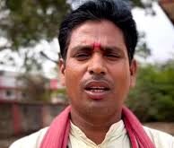 abdul rajjak किसानों को समृद्धि का उपहार-कृषक उन्नति योजना से खातों में पहुंची अंतर राशि रायपुर, 02 मार्च 2026 : किसानों को समृद्धि का उपहार-कृषक उन्नति योजना से खातों में पहुंची अंतर राशि कबीरधाम जिले के किसानों के लिए इस बार की होली सिर्फ रंगों का नहीं, बल्कि समृद्धि का त्यौहार बनकर आई है। कृषक उन्नति योजना के जरिए मुख्यमंत्री विष्णुदेव साय ने किसानों के खातों में धान की अंतर राशि भेजकर उनके त्योहार को खास बना दिया है। जैसे ही किसानों के मोबाइल पर राशि जमा होने का मैसेज आया, गांवों में खुशियां छा गई। इस योजना की सबसे अच्छी बात यह रही कि पैसा सीधे बैंक खाते में पहुंचा, जिससे किसानों को दफ्तरों के चक्कर नहीं काटने पड़े। ग्राम नवडीह के किसान सोनी कुमार वर्मा ने बताया कि उन्होंने इस वर्ष लगभग 250 क्विंटल धान बेचा है। होली से पहले उनके खाते में 1 लाख 82 हजार रुपए की अंतर राशि जमा हुई है। उन्होंने खुशी जताते हुए कहा कि एकमुश्त राशि मिलने से उनकी होली और भी अच्छी हो जाएगी। उन्होंने बताया कि इस पैसे का उपयोग वे गन्ना की खेती के लिए बेहतर किस्म के बीज मंगाने में करेंगे, जिससे आने वाले समय में उनकी फसल और अच्छी होगी। इसी तरह कबीरधाम जिले के ग्राम बानों के किसान रामप्रसाद पाली ने भी योजना के तहत राशि मिलने पर खुशी व्यक्त की। उन्होंने कहा कि जैसे ही मोबाइल पर राशि जमा होने का संदेश मिला, परिवार में खुशी की लहर दौड़ गई। होली जैसे बड़े त्यौहार से पहले यह आर्थिक सहयोग उनके लिए किसी उपहार से कम नहीं है। रामप्रसाद पाली ने बताया कि इस राशि से वे खेती के जरूरी काम पूरे करेंगे और परिवार की जरूरतें भी पूरी कर पाएंगे। उन्होंने कहा कि योजना का पैसा सीधे खाते में आने से उन्हें किसी प्रकार की भागदौड़ नहीं करनी पड़ी। इससे किसानों का सरकार पर विश्वास और मजबूत हुआ है। कृषक उन्नति योजना ने न केवल किसानों की आर्थिक स्थिति को मजबूती दी है, बल्कि त्यौहार के मौके पर उनके जीवन में नई खुशियां भी भर दी हैं।