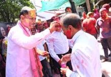 मुख्यमंत्री निवास में होली के रंगों की बौछार : मुख्यमंत्री विष्णु देव साय ने अधिकारियों-कर्मचारियों संग खेली होली मुख्यमंत्री निवास में होली के रंगों की बौछार : मुख्यमंत्री विष्णु देव साय ने अधिकारियों-कर्मचारियों संग खेली होली