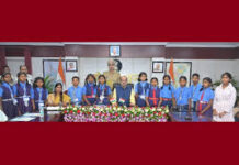 राज्यपाल डेका से धमतरी के सुदूर वनांचल क्षेत्र के प्रतिभाशाली बच्चों ने की आत्मीय मुलाकात राज्यपाल डेका से धमतरी के सुदूर वनांचल क्षेत्र के प्रतिभाशाली बच्चों ने की आत्मीय मुलाकात