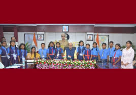 download (1) राज्यपाल डेका से धमतरी के सुदूर वनांचल क्षेत्र के प्रतिभाशाली बच्चों ने की आत्मीय मुलाकात