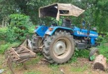 वन भूमि पर अवैध जुताई करते ट्रैक्टर जब्त