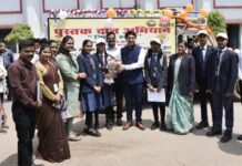 बस्तर में शुरू हुआ पुस्तक दान अभियान…कलेक्टर ने पुस्तक दान रथ को दिखाई हरी झंडी बस्तर में शुरू हुआ पुस्तक दान अभियान...कलेक्टर ने पुस्तक दान रथ को दिखाई हरी झंडी