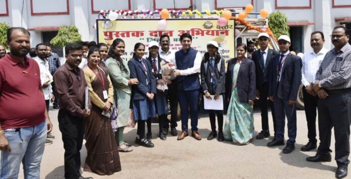 बस्तर में शुरू हुआ पुस्तक दान अभियान...कलेक्टर ने पुस्तक दान रथ को दिखाई हरी झंडी