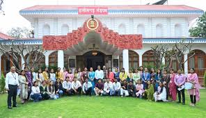 download (1) पहली बार महाविद्यालय के विद्यार्थियों ने किया लोकभवन का भ्रमण