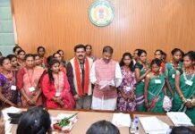 अबुझमाड़िया युवाओं ने अनुभव की लोकतंत्र की कार्यप्रणाली…वन मंत्री केदार कश्यप ने भी युवाओं से की मुलाकात अबुझमाड़िया युवाओं ने अनुभव की लोकतंत्र की कार्यप्रणाली...वन मंत्री केदार कश्यप ने भी युवाओं से की मुलाकात