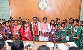 download (1) अबुझमाड़िया युवाओं ने अनुभव की लोकतंत्र की कार्यप्रणाली...वन मंत्री केदार कश्यप ने भी युवाओं से की मुलाकात