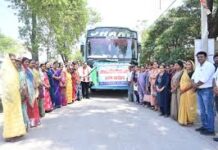 उपमुख्यमंत्री ने अंतर्राज्यीय भ्रमण के लिए दीदियों की बस को हरी झंडी दिखाकर किया रवाना उपमुख्यमंत्री ने अंतर्राज्यीय भ्रमण के लिए दीदियों की बस को हरी झंडी दिखाकर किया रवाना