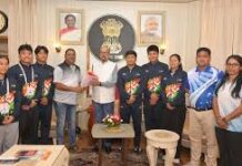 असम के तैराकों ने राज्यपाल डेका से की सौजन्य भेंट….9 पदक जीतकर बने फर्स्ट रनर-अप असम के तैराकों ने राज्यपाल डेका से की सौजन्य भेंट....9 पदक जीतकर बने फर्स्ट रनर-अप