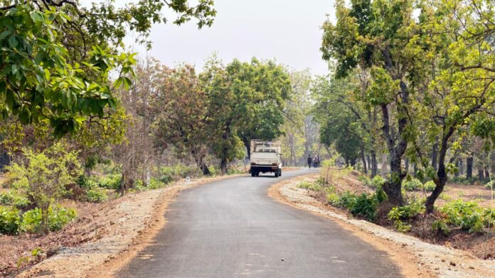 पोलमपल्ली से अरलमपल्ली सड़क बनने से खुश है ग्रामीण...नक्सल गढ़ में विकास की नई जीत