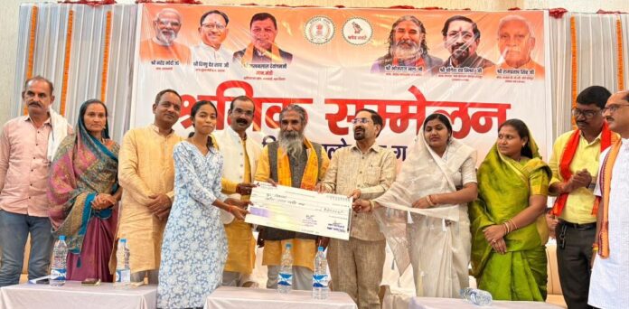 शासन श्रमिकों के मेहनत की कीमत समझती है, उन्हें योजनाओं का लाभ दे रही है : सांसद भोजराज नाग