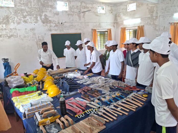 1 उत्तर बस्तर कांकेर : विशेष लेख : कभी बंदूक थामकर हिंसा करने वाले माओवादी अब सीख रहे हुनर