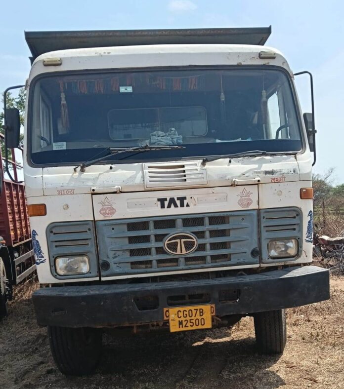 2 अवैध खनन के मामले में हाईवा और जेसीबी जब्त